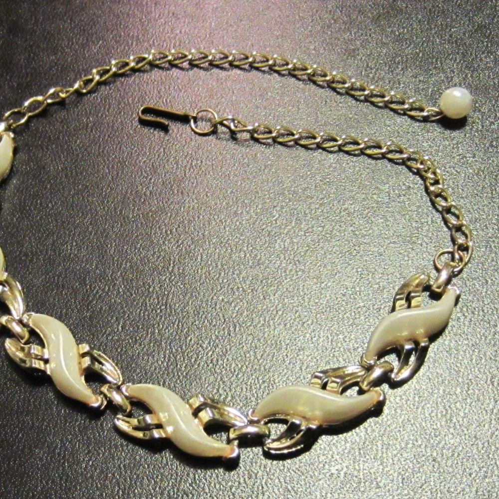 vintage beige cream off white thermoset lucite necklace pearl white gold